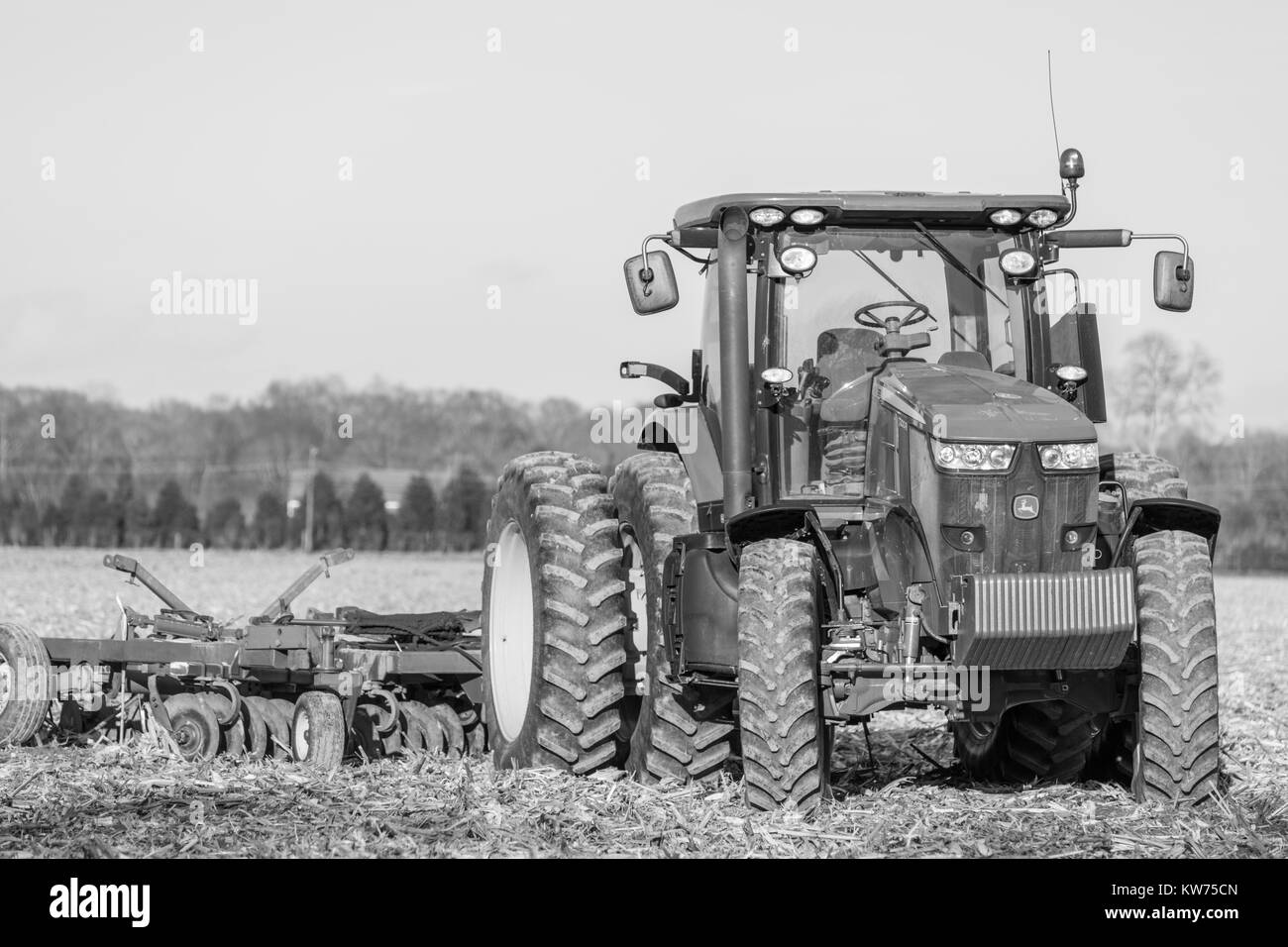 Verde di grandi dimensioni trattore John Deere seduto in un campo di mais in East Hampton, NY Foto Stock