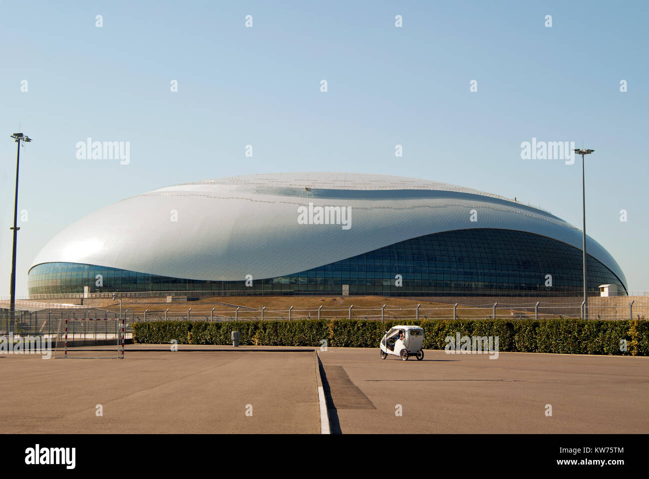 RUSSIA, SOCHY - 20 settembre 2017: il Bolshoy Cupola di Ghiaccio - è un multi-purpose 12.000-sede indoor arena si trova nel Parco Olimpico di hockey su host com Foto Stock