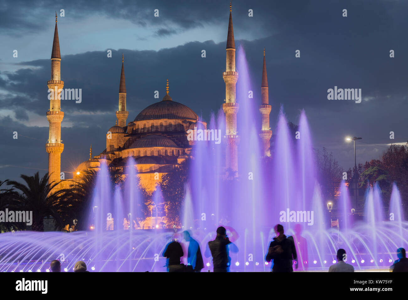 Piscina ornamentale è tra la Moschea Blu e Hagia Sophia.Visual show di illuminazioni bello guardare. Foto Stock