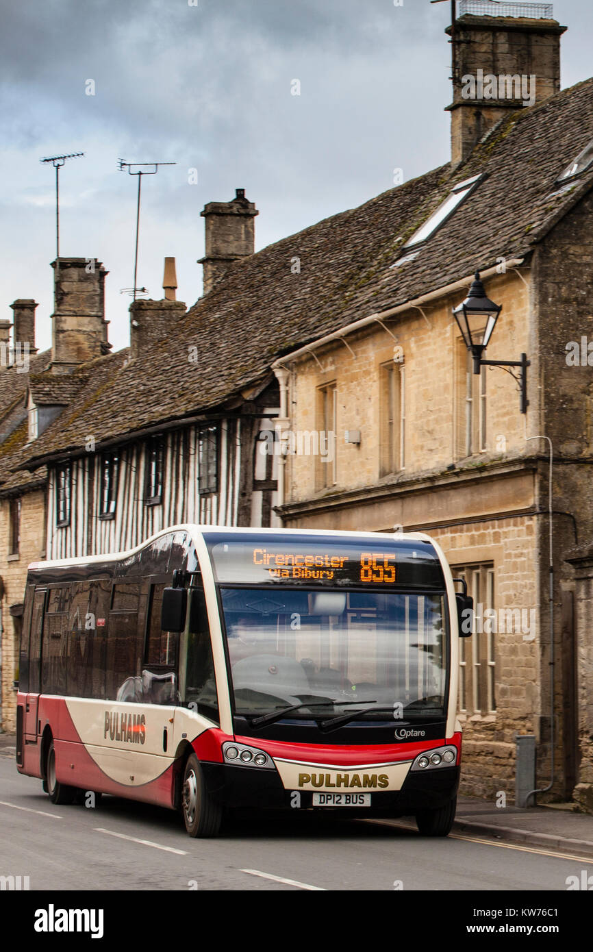 Rurale servizio bus in Cotswolds, Northleach, Gloucestershire, Regno Unito Foto Stock
