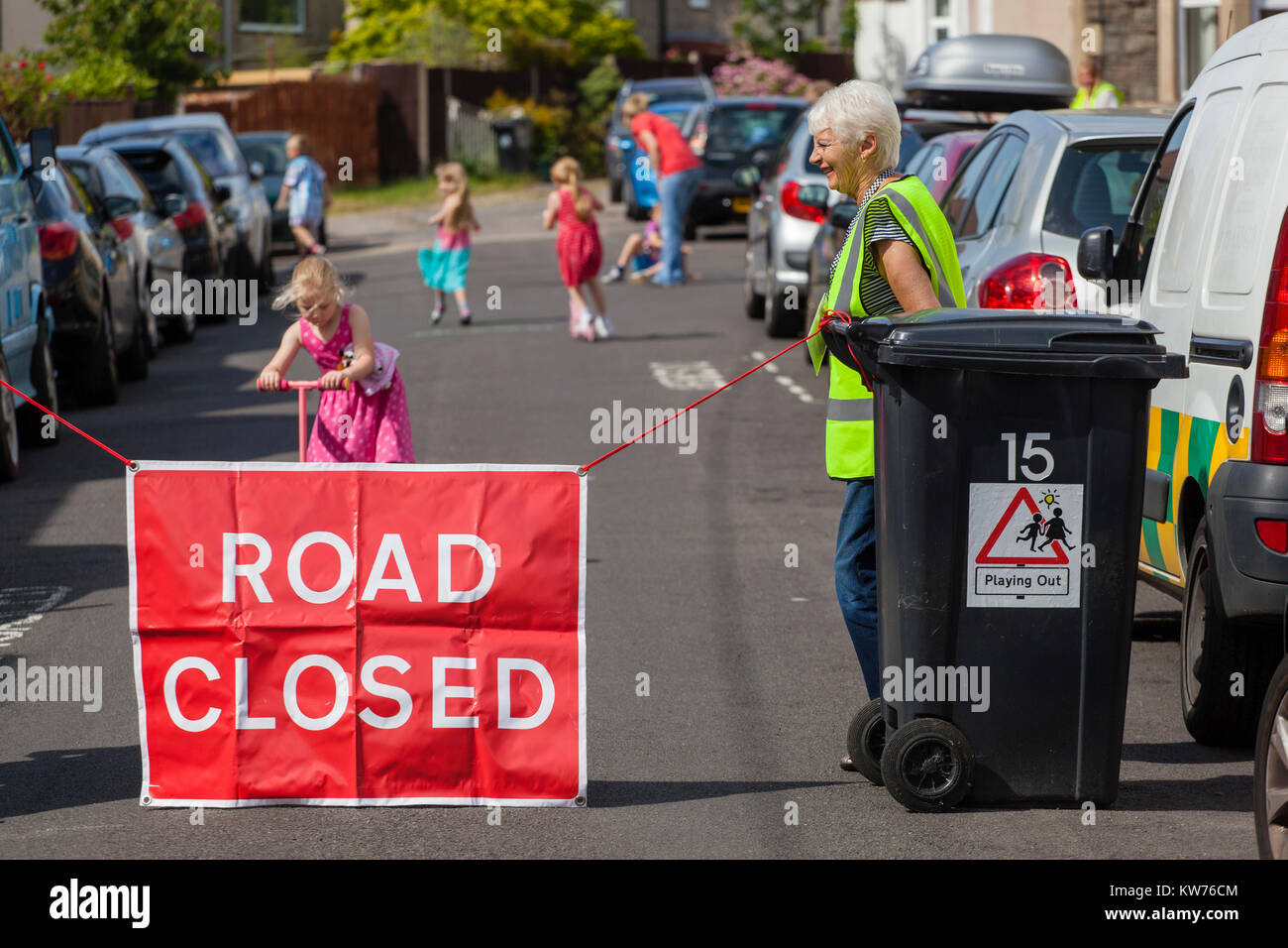La strada è chiusa da volontari come giocare i bambini per le strade come parte del Bristol in base 'giocare' Progetto. Foto Stock