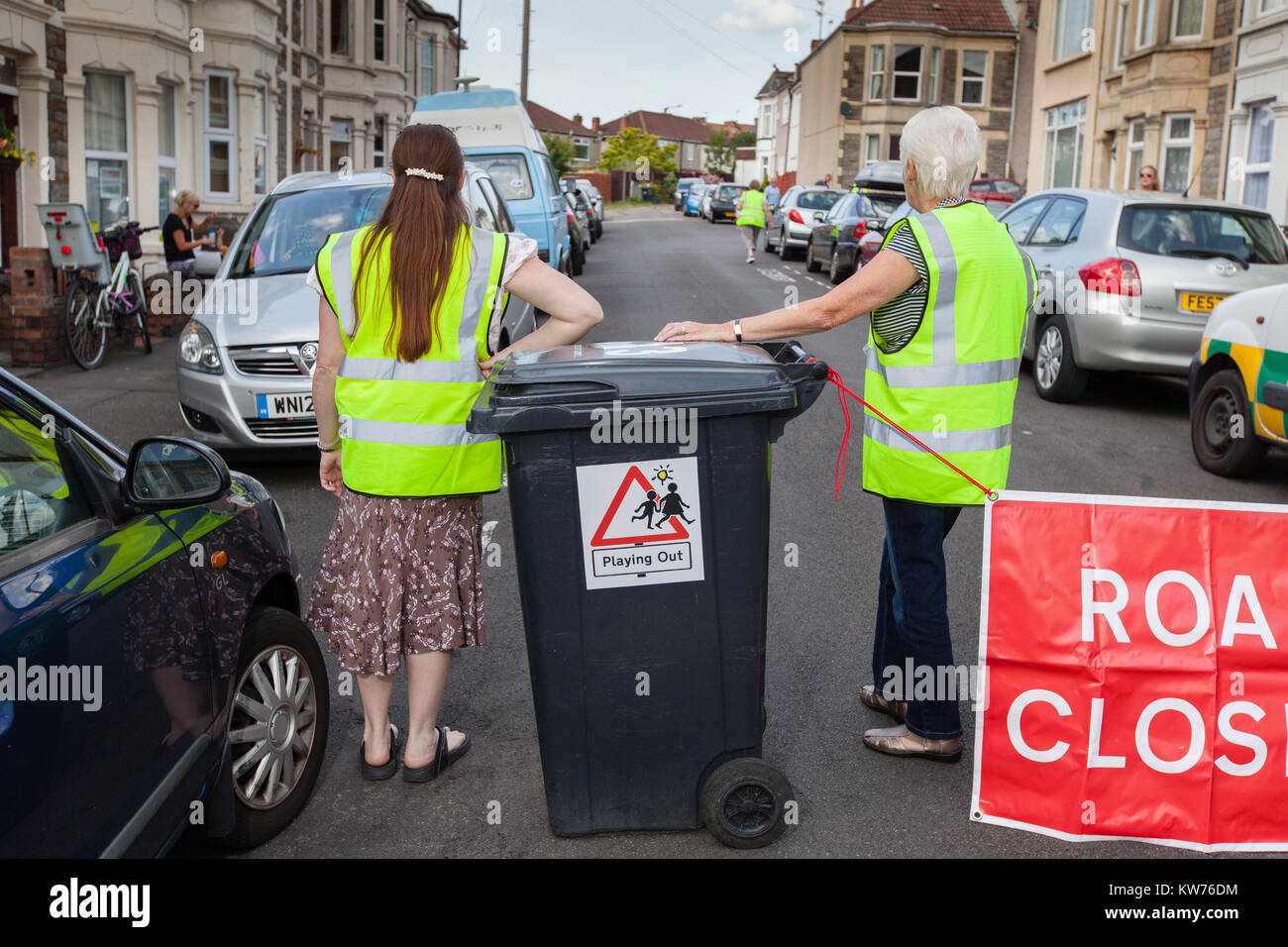 La strada è chiusa da volontari come giocare i bambini per le strade come parte del Bristol in base 'giocare' Progetto. Foto Stock