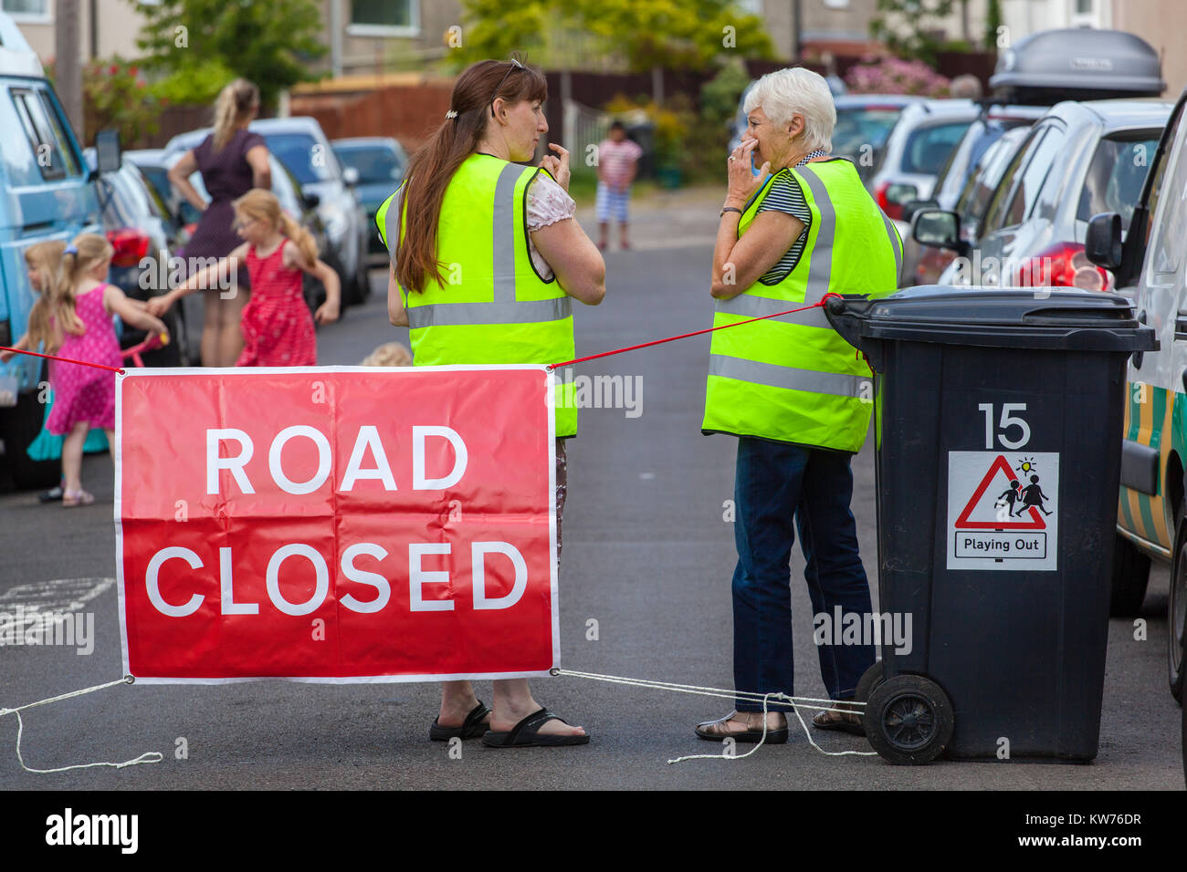 La strada è chiusa da volontari come giocare i bambini per le strade come parte del Bristol in base 'giocare' Progetto. Foto Stock
