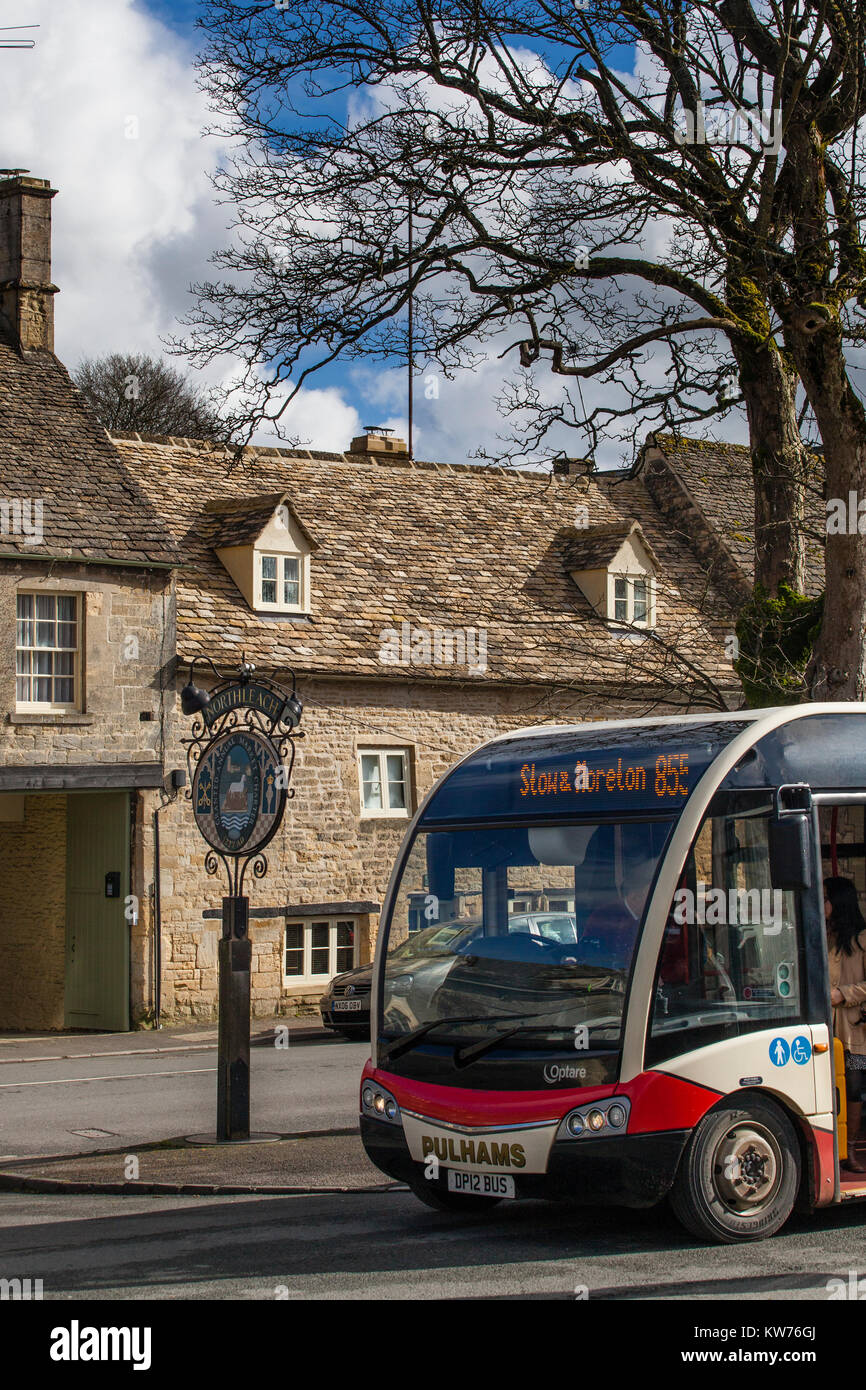 Rurale servizio bus in Cotswolds, Northleach, Gloucestershire, Regno Unito Foto Stock