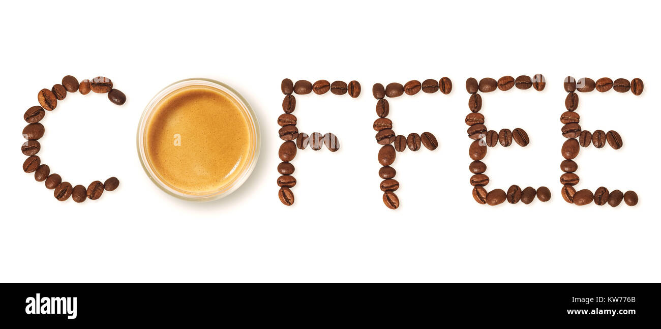 Vista superiore della parola caffè realizzato da chicchi di caffè e vetro tazza di caffè caldo, sfondo bianco Foto Stock
