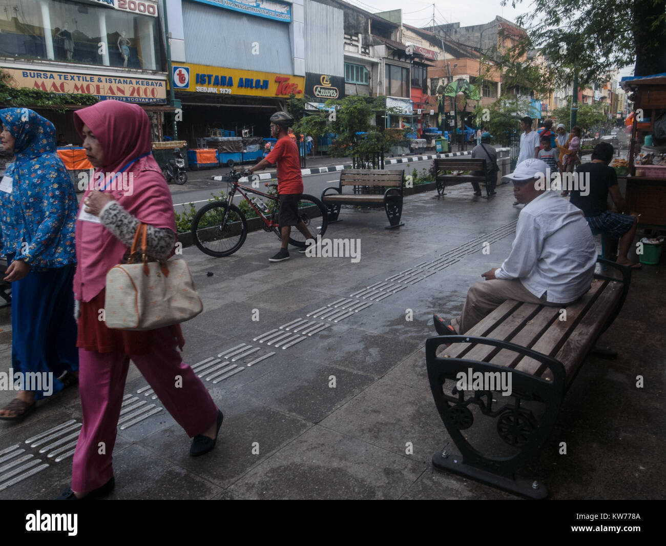 Yogyakarta, Indonesia. Dicembre 20, 2017. Situazione pedonale in corrispondenza di Malioboro Street a Yogyakarta, Indonesia. Foto Stock