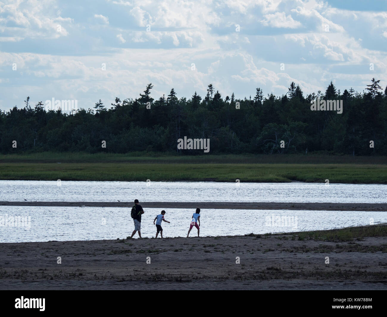 La famiglia passeggiate a bordo della laguna dietro a sud Kouchibouguac Duna, Kouchibouguac National Park, New Brunswick, Canada. Foto Stock