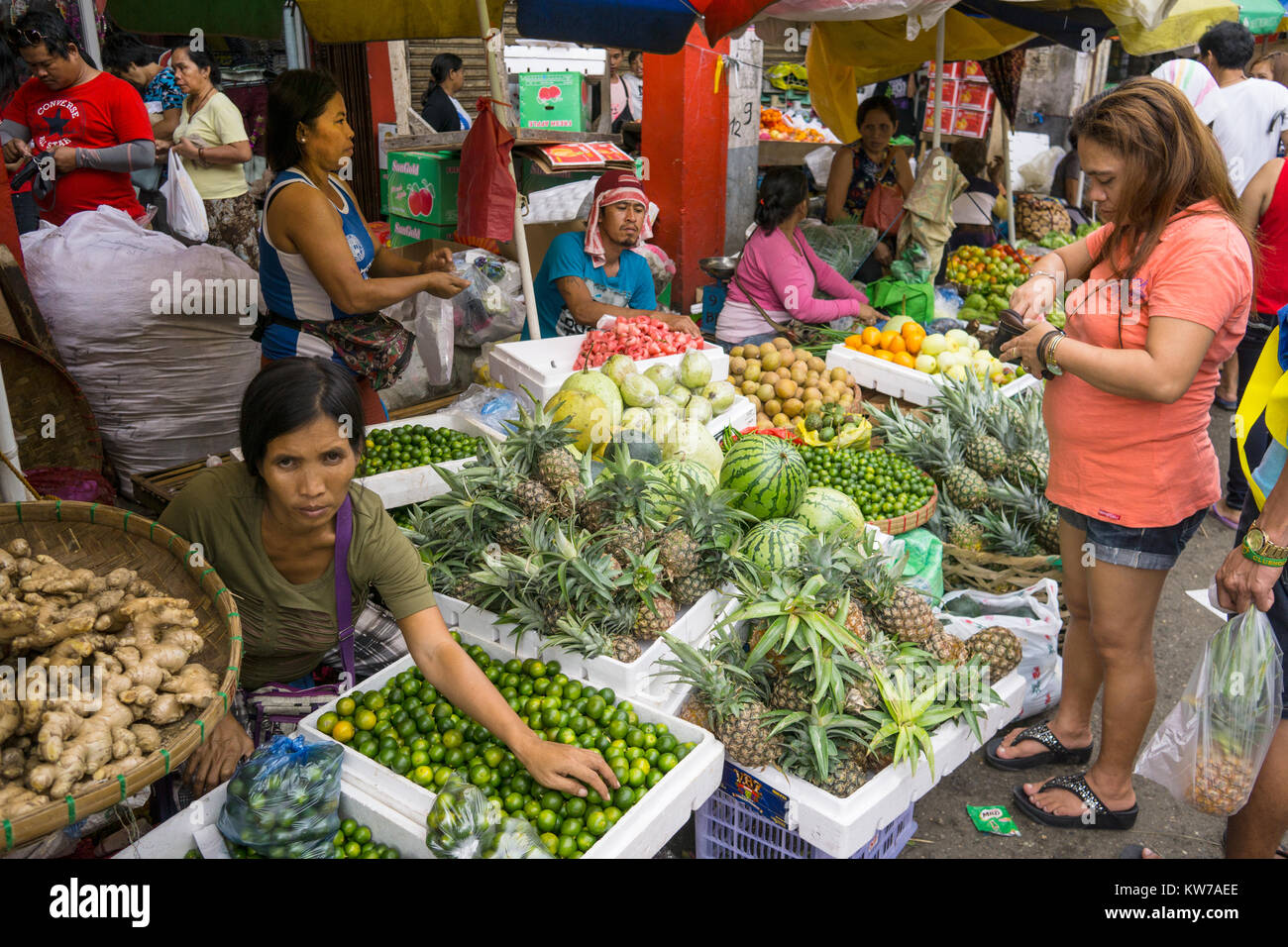 Last minute Capodanno agli acquirenti di comprare la frutta & verdura,centro di Cebu City, Filippine Foto Stock