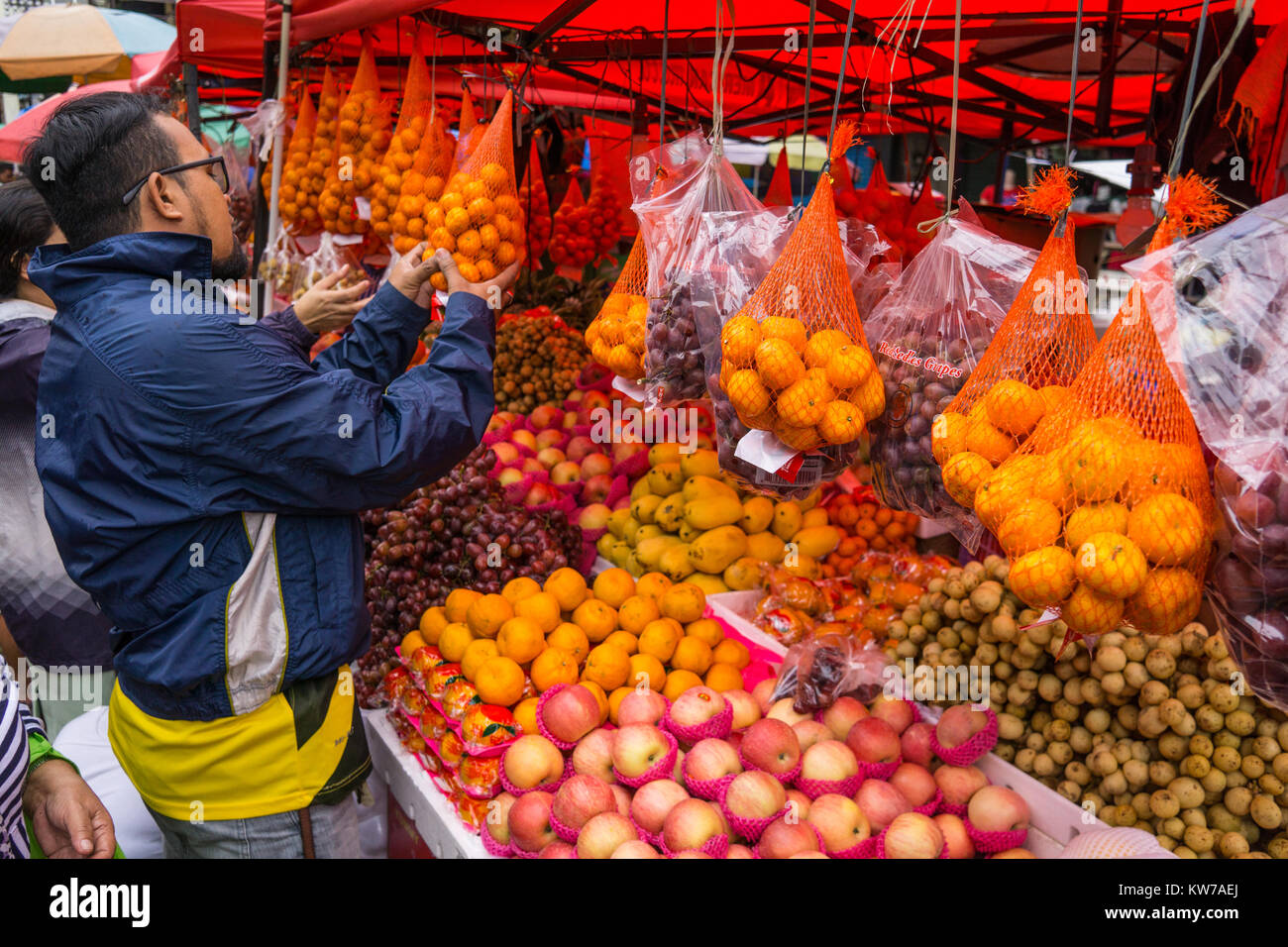 Last minute Capodanno agli acquirenti di comprare la frutta & verdura,centro di Cebu City, Filippine Foto Stock