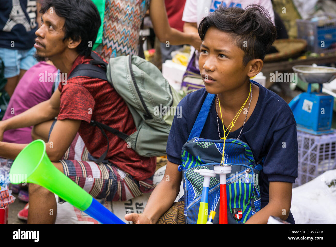 Candida immagine del ragazzo filippino vendita di Capodanno corna,centro di Cebu City, Filippine Foto Stock