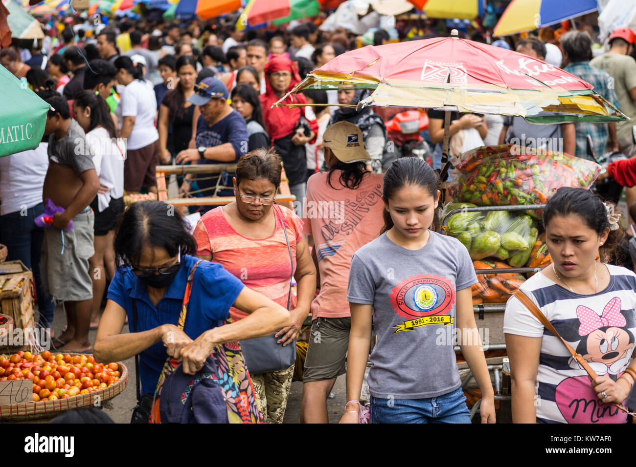 Last minute acquirenti Capodanno acquisto frutta e verdura, centro di Cebu City, Filippine Foto Stock