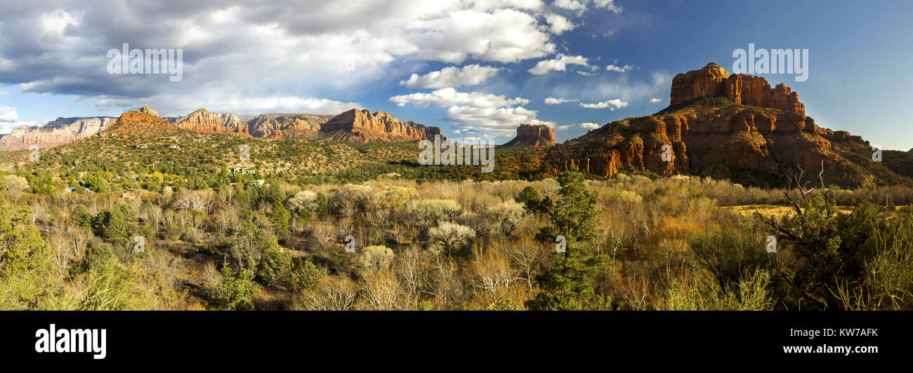 Ampio panorama panoramico con vista panoramica sulla cattedrale e sul Red Rock state Park. Spettacolare Prairie Skyline Horizon a Sedona, Arizona Stati Uniti Foto Stock