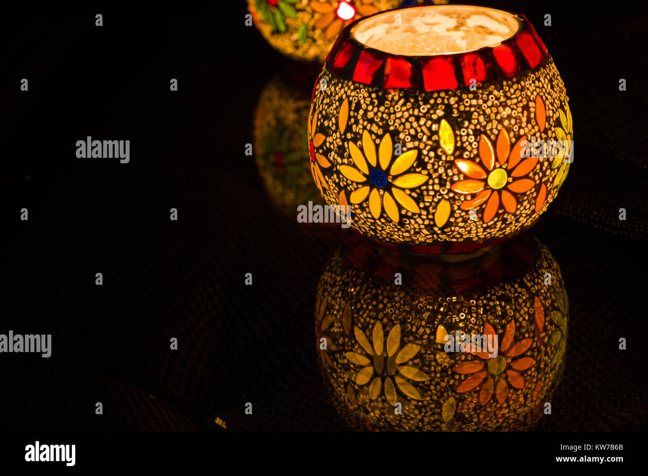 Illuminata candela colorata a votive Diwali celebrazioni Foto Stock