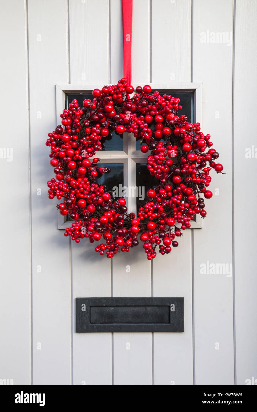 Ghirlanda di Natale, appeso sulla porta, Corbridge, Northumberland, Regno Unito, dicembre 2017 Foto Stock