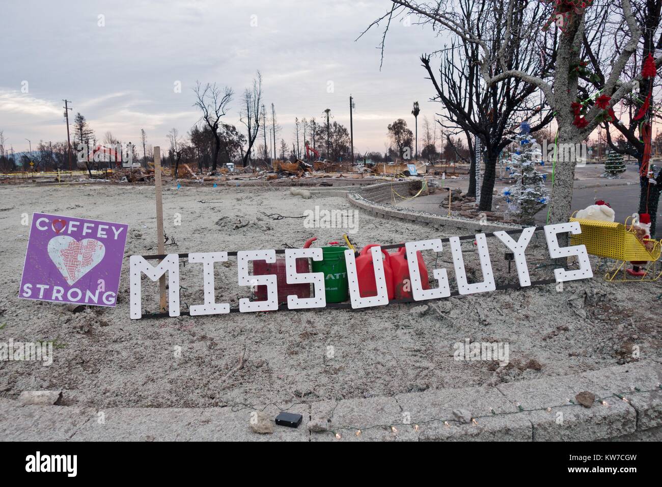 Un messaggio tra i danni dal Tubbs wildfire di Santa Rosa, California, Stati Uniti d'America. Foto Stock