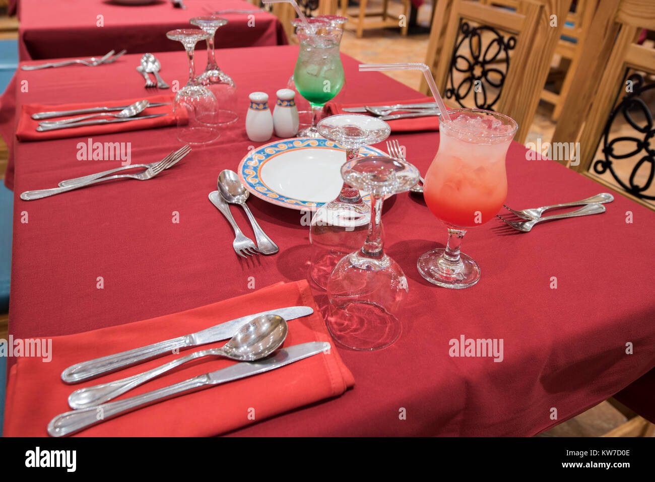 Il design degli interni di un hotel lussuoso ristorante tavolo da pranzo con cocktail bevande Foto Stock
