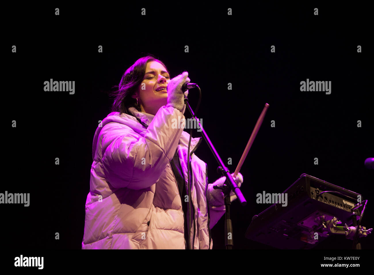 Edimburgo, Scozia il 31 dicembre 2017. Nina Nesbitt sul palco in Princess giardini come parte di Edimburgo di Hogmanay. Pak@ Mera/Alamy Live News Foto Stock