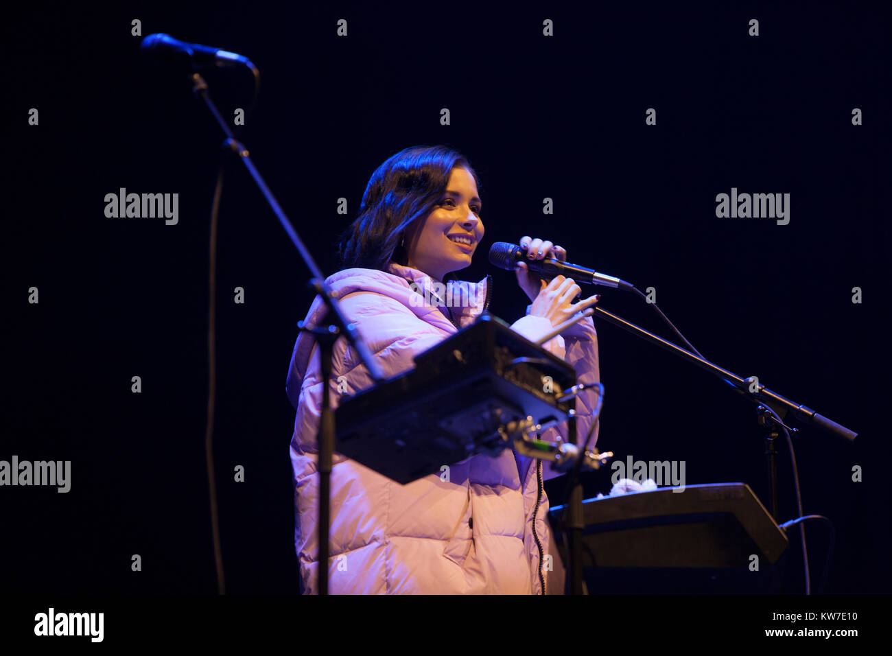 Edimburgo, Scozia il 31 dicembre 2017. Nina Nesbitt sul palco in Princess giardini come parte di Edimburgo di Hogmanay. Pak@ Mera/Alamy Live News Foto Stock