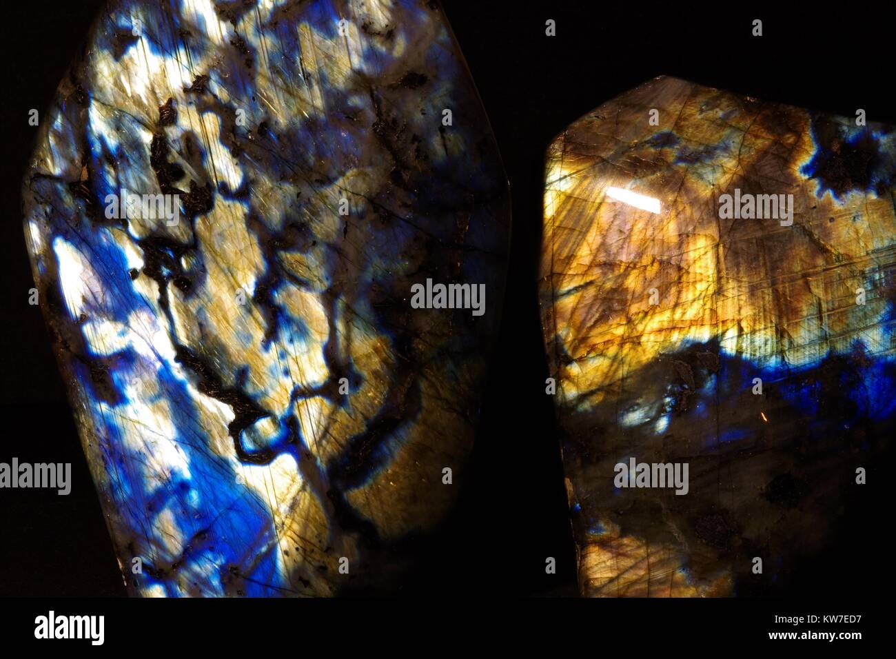 La Labradorite Crystal, una Plagioclase Feldspar Tectosilicate, che presentano colori spettacolari via Labradorescence iridescenza. Exeter Devon, Regno Unito. 2018. Foto Stock