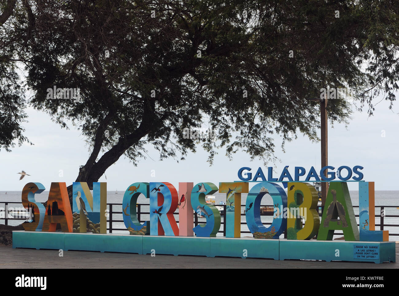 Segno delle colorate lettere decorate con le attrazioni locali e attività e fauna dicendo 'San Cristobal Galapagos' sul Puerto Baquerizo Moreno wa Foto Stock