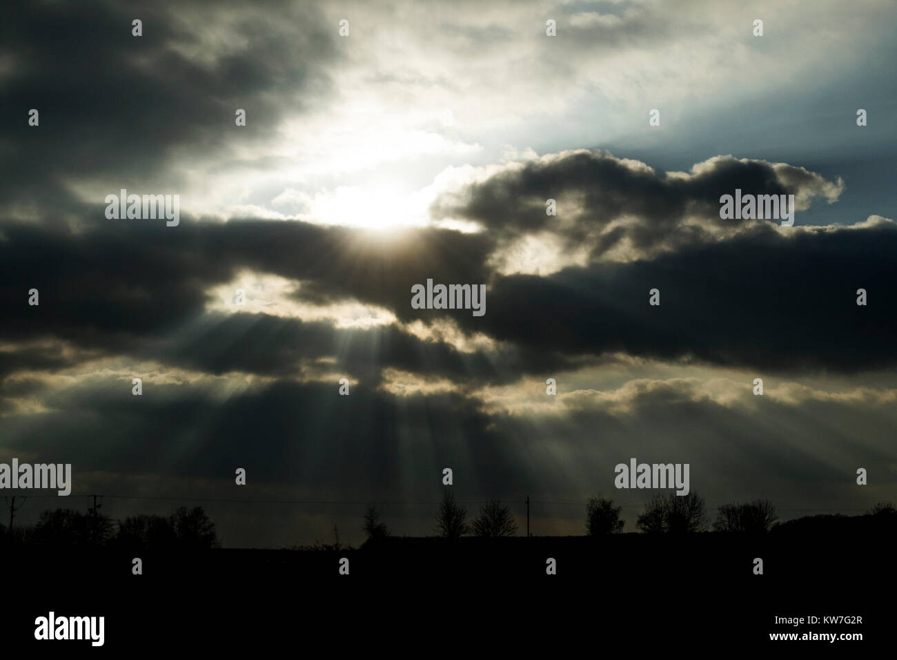 Rottura sole attraverso le nuvole drammatico al crepuscolo Foto Stock