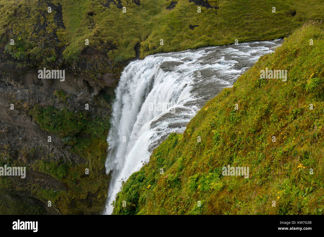 Vista dall'alto di Skogafoss, uno dei più potenti cascate nel sud dell'Islanda Foto Stock
