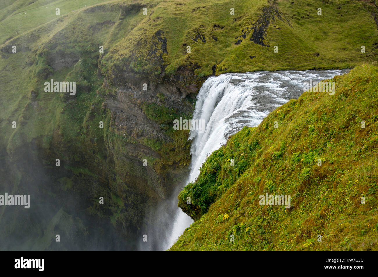 Vista dall'alto di Skogafoss, uno dei più potenti cascate nel sud dell'Islanda Foto Stock