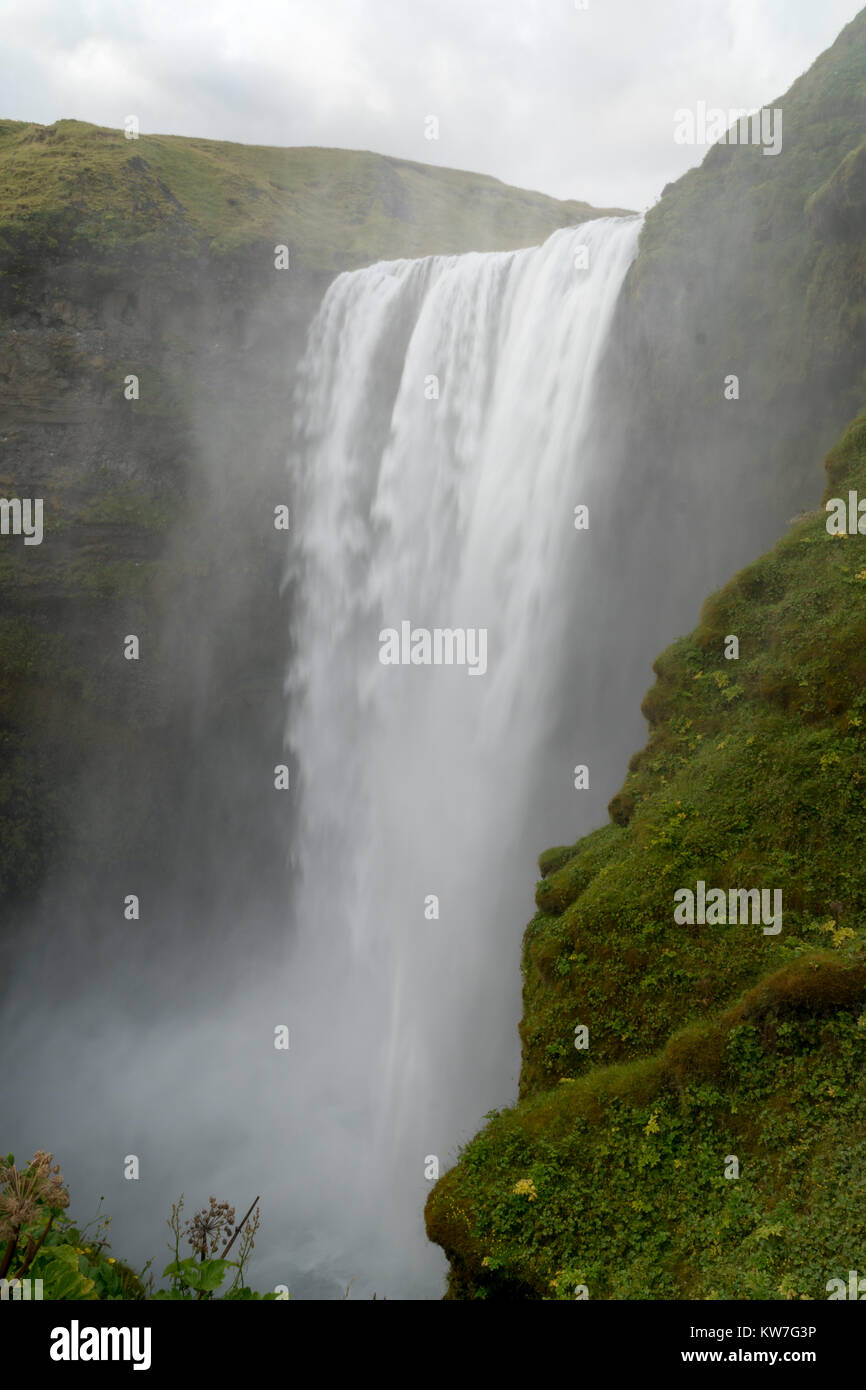 Skogafoss, uno dei più potenti cascate nel sud dell'Islanda durante l'estate. Foto Stock