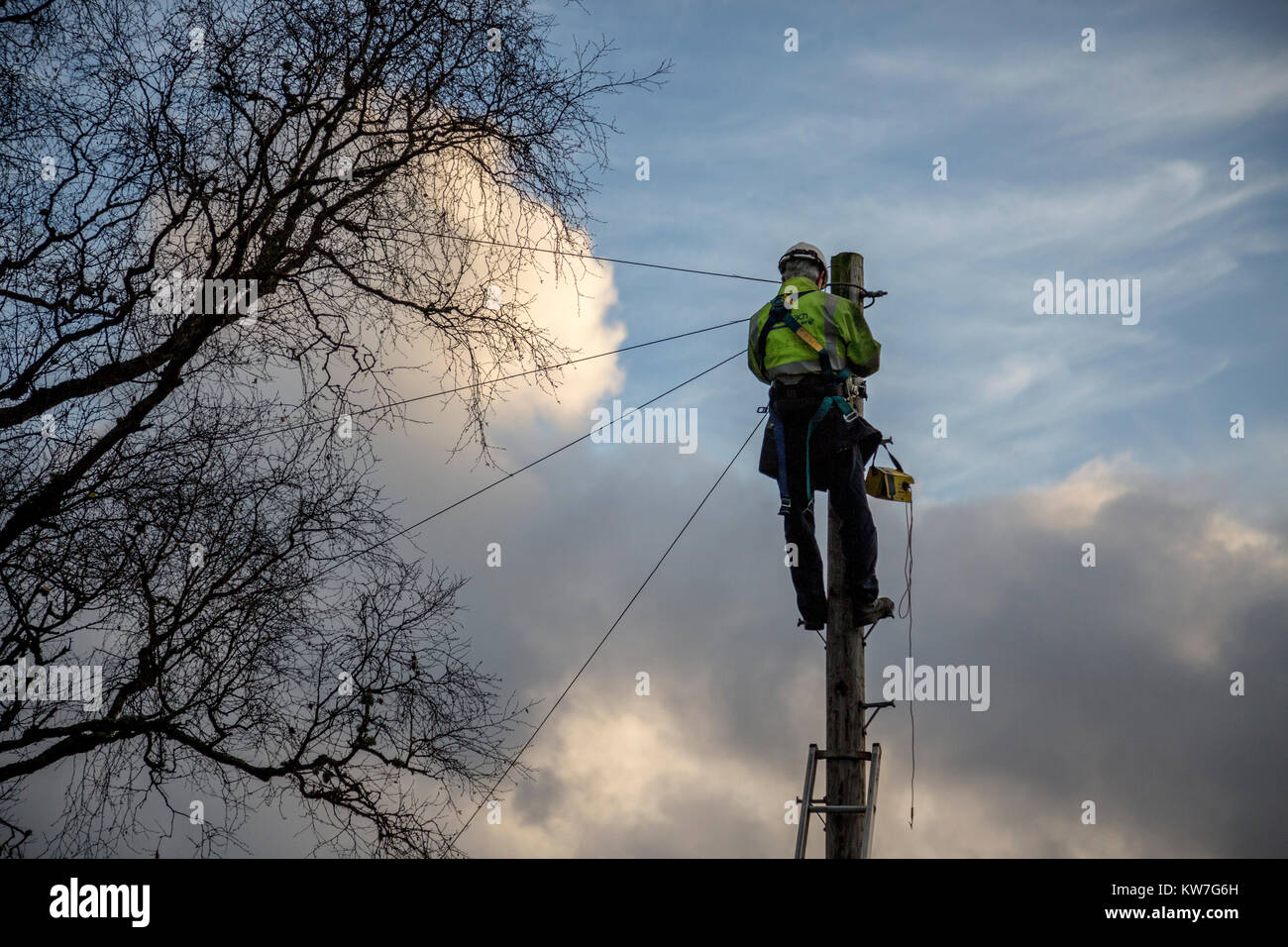 Ingegnere delle Telecomunicazioni su un palo Foto Stock