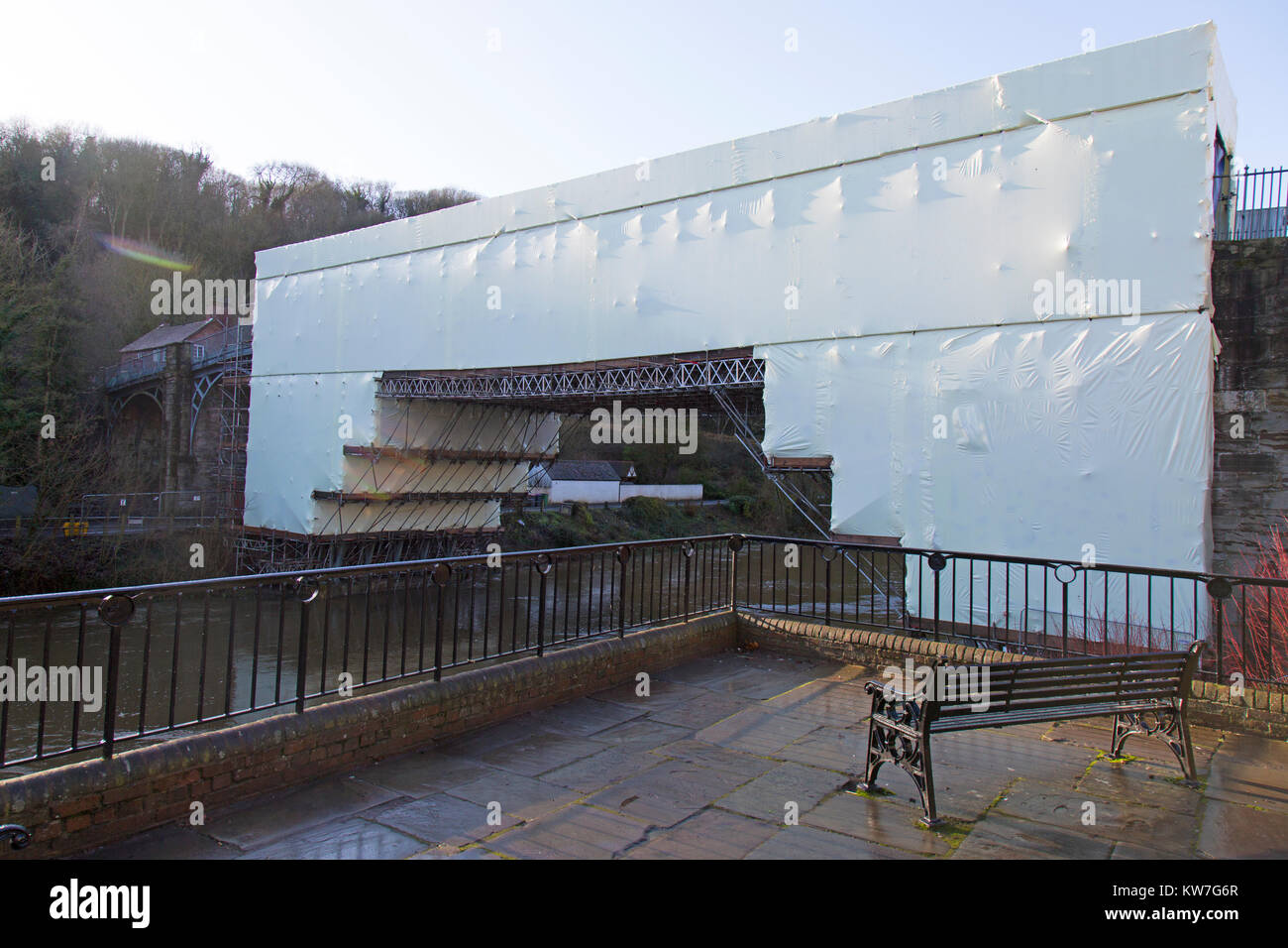 Il famoso ponte di ferro nel sito del Patrimonio Mondiale di Ironbridge nello Shropshire, Inghilterra. Rivestito in materiale plastico durante i lavori di ristrutturazione nel 2017. Foto Stock
