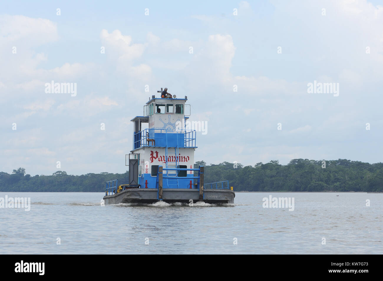 Una barca da rimorchiatore a tre piani sul fiume Napo vicino a Coca o Puerto Francisco de Orellana. Coca, Puerto Francisco de Orellana, Orellana, Ecuador. Foto Stock