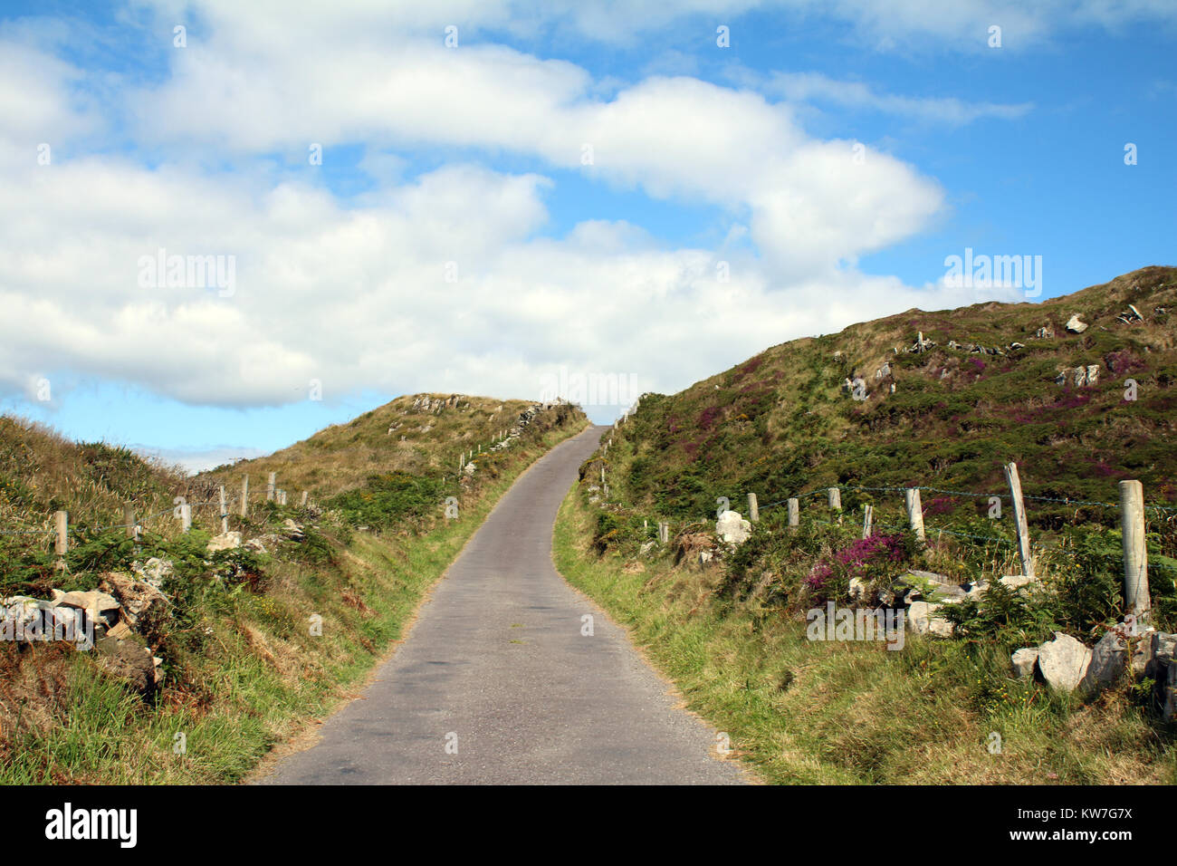Soleggiata strada sulla cima della montagna in una giornata di sole Foto Stock