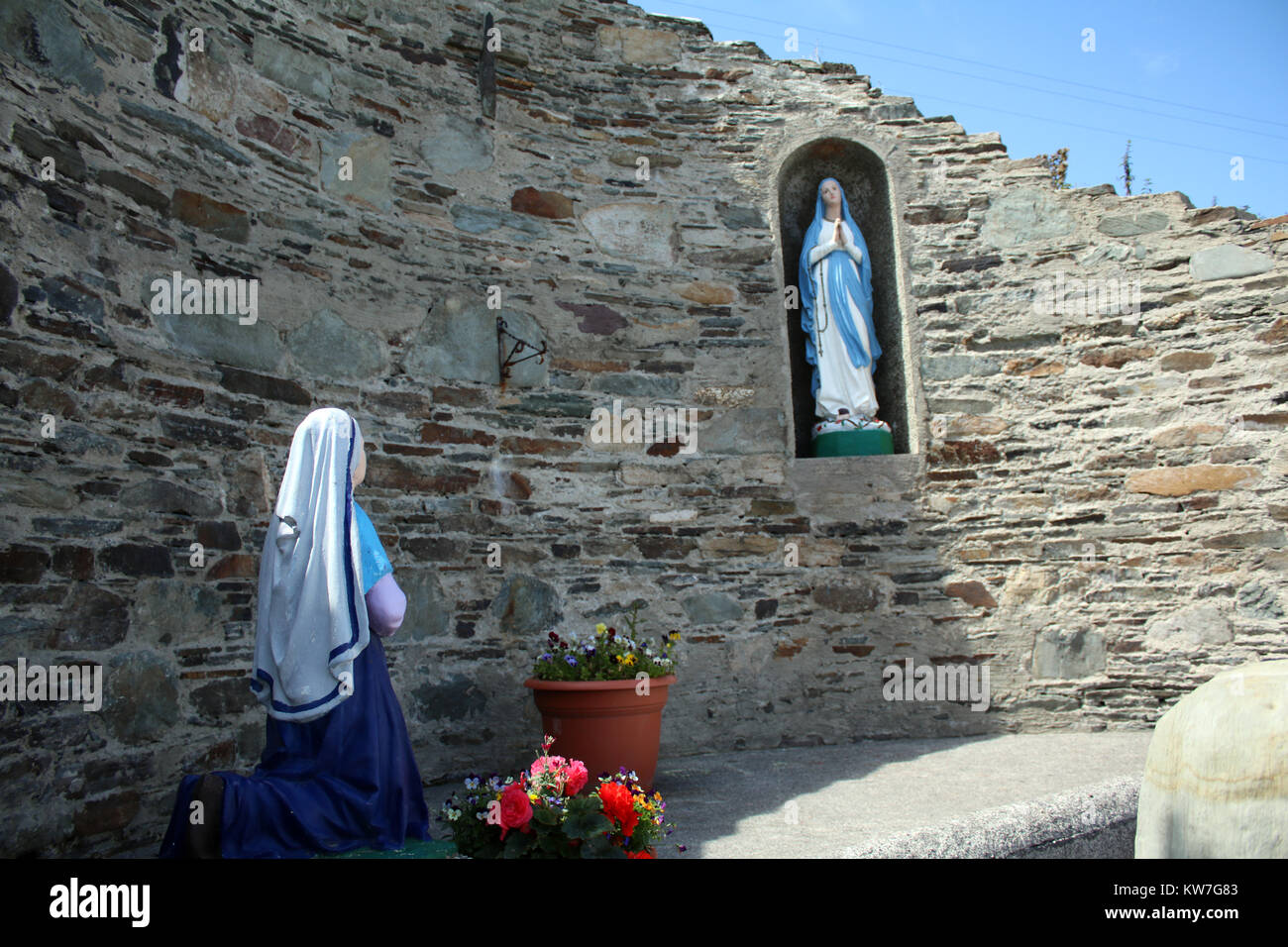 Rovina di una vecchia chiesa in pietra con monumenti religiosi situata nella parte occidentale di Cork in Irlanda Foto Stock