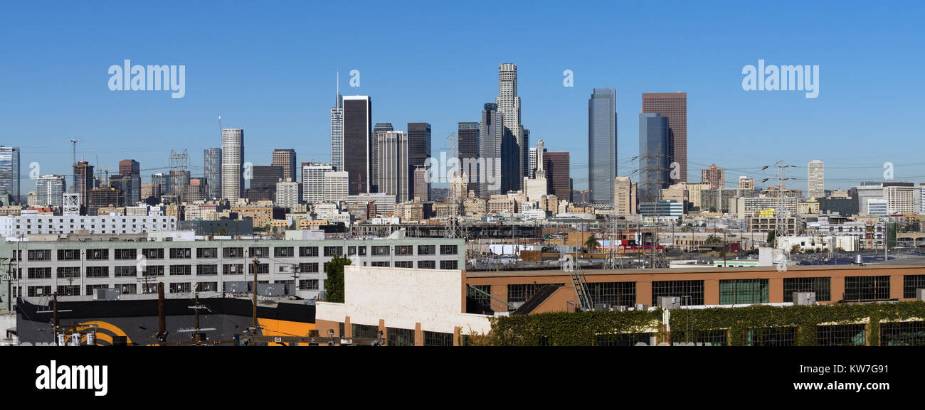 Magazzini e edifici industriali dominano il primo piano di questa vista urbano a Los Angeles Foto Stock