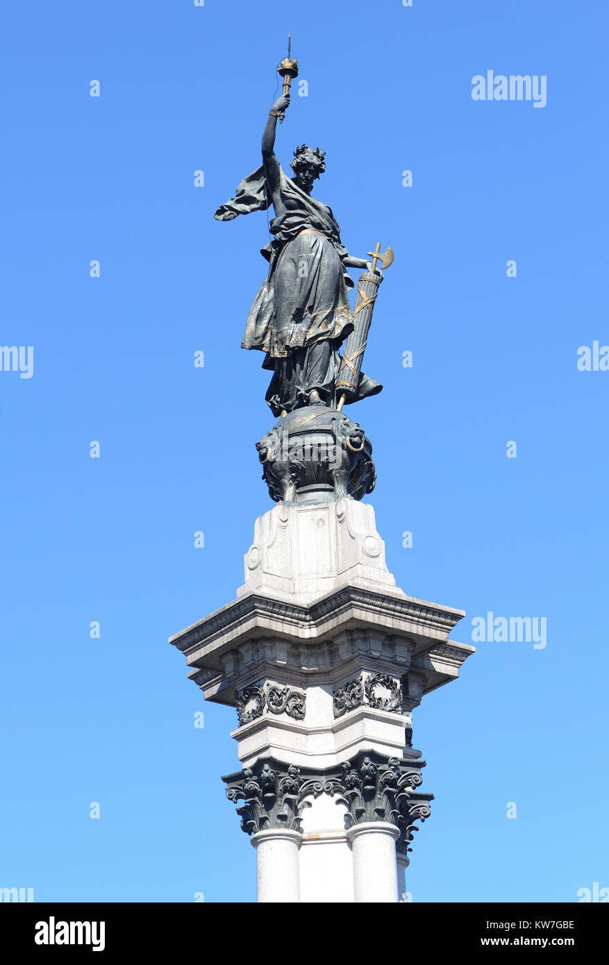 El Monumento A La Independencia A Los Eroi Del Diez Del Agosto