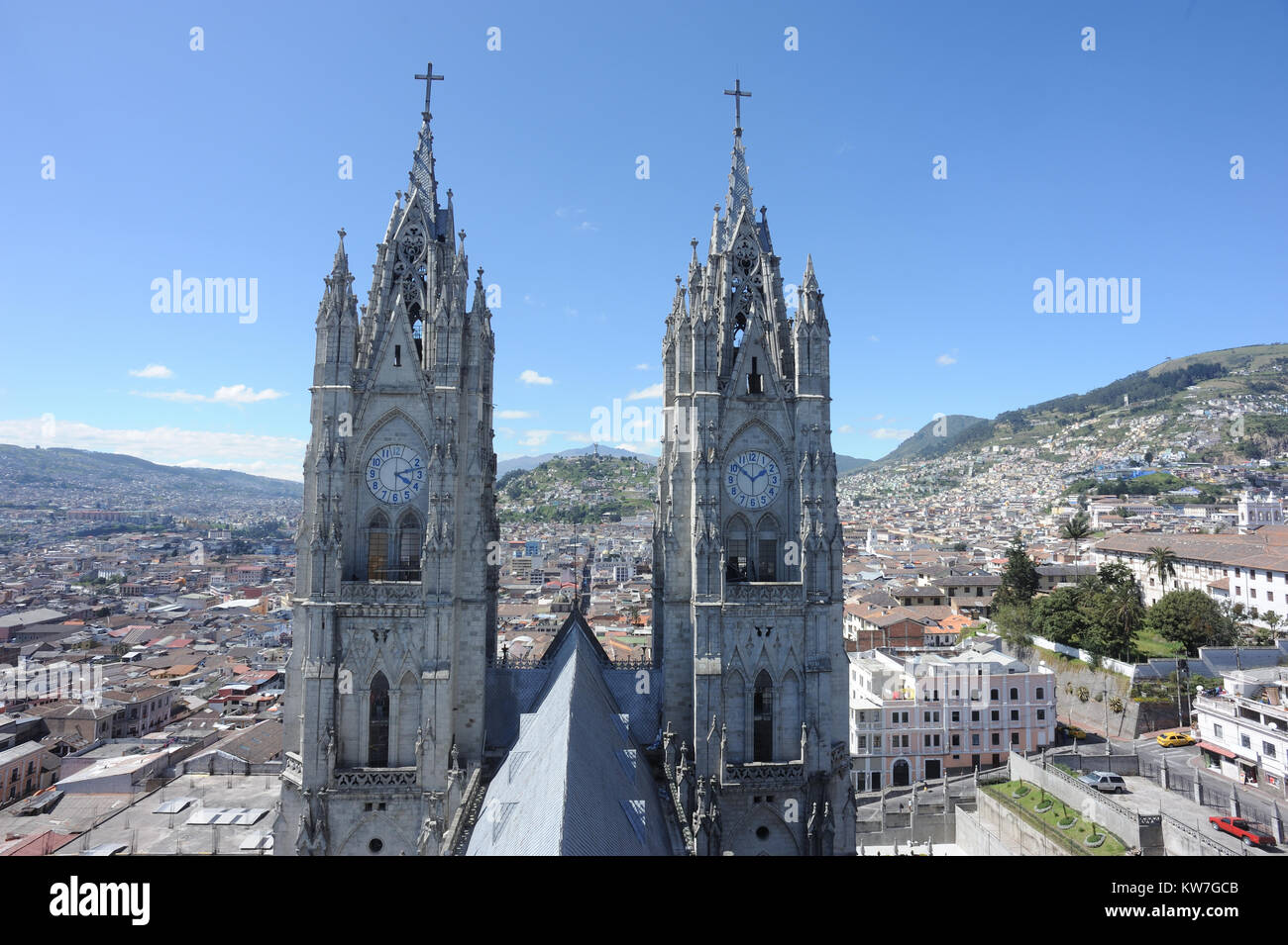Le torri sud e il tetto della Basílica del Voto Nacional. Il centro di Quito è sullo sfondo. La basilica fu costruita nel XX secolo Foto Stock