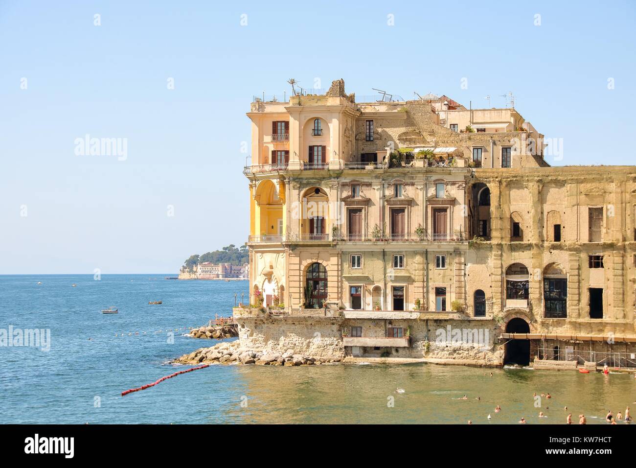 Vista di Posillipo e Donn'Anna palazzo del XVIII secolo a Napoli, Italia Foto Stock