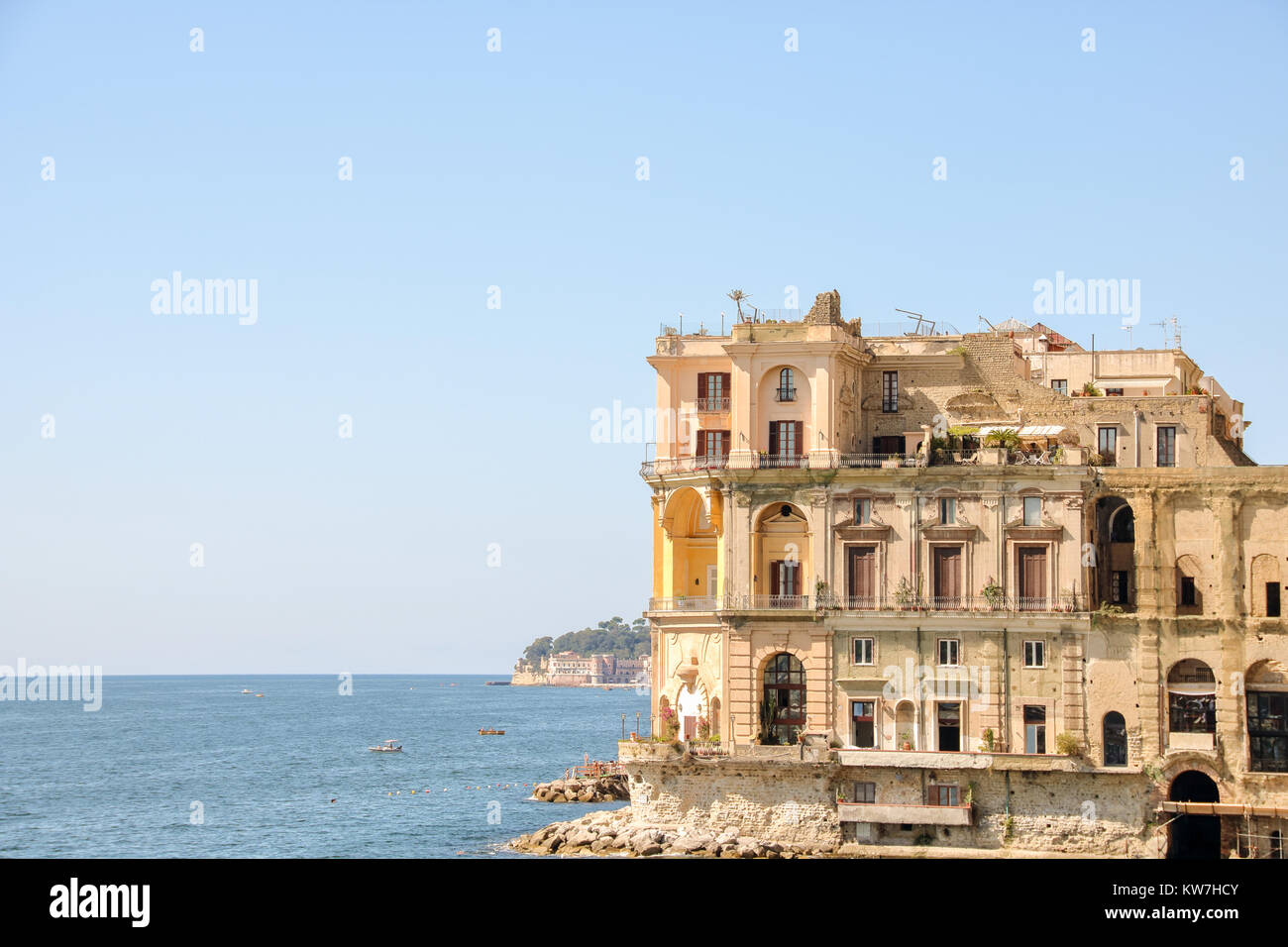 Vista di Posillipo e Donn'Anna palazzo del XVIII secolo a Napoli, Italia Foto Stock