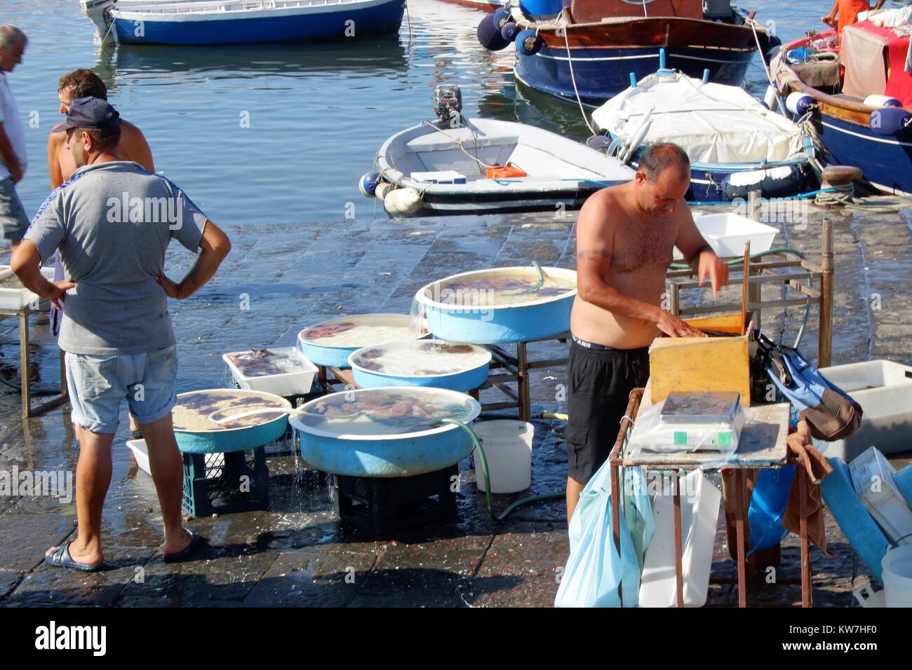 A NAPOLI - ITALIA - IL 07/09/2017 - i pescatori vendere pesce fresco a Mergellina a Napoli, Foto Stock