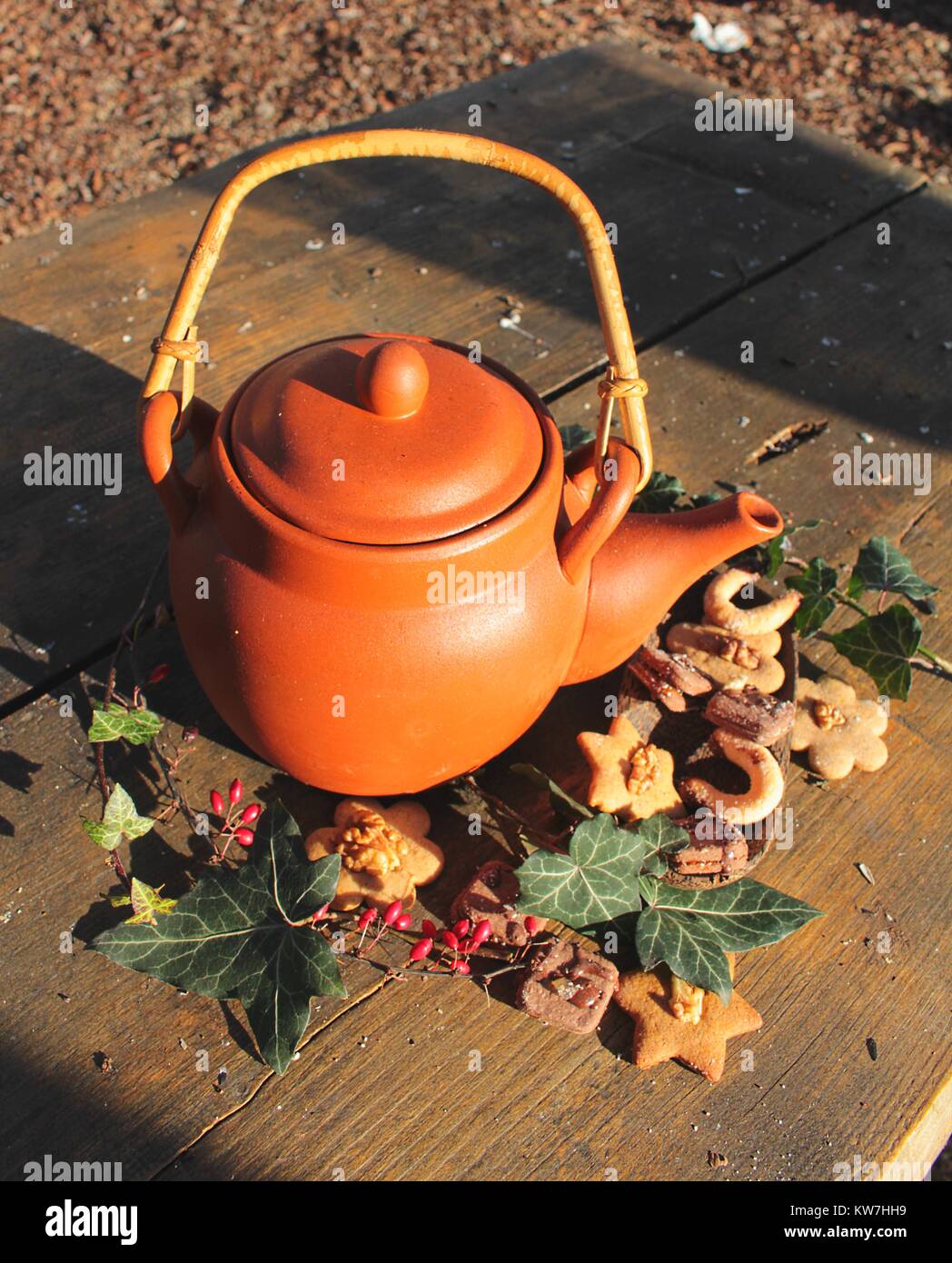 Still Life - teiera in ceramica con i dolci di Natale e foglie d'edera Foto Stock