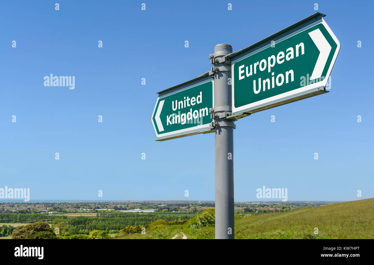 Regno Unito in un modo e Unione europea il concetto di altro segno. Unione europea e Regno Unito signpost. Concetto Brexit. Brexit segni. Foto Stock