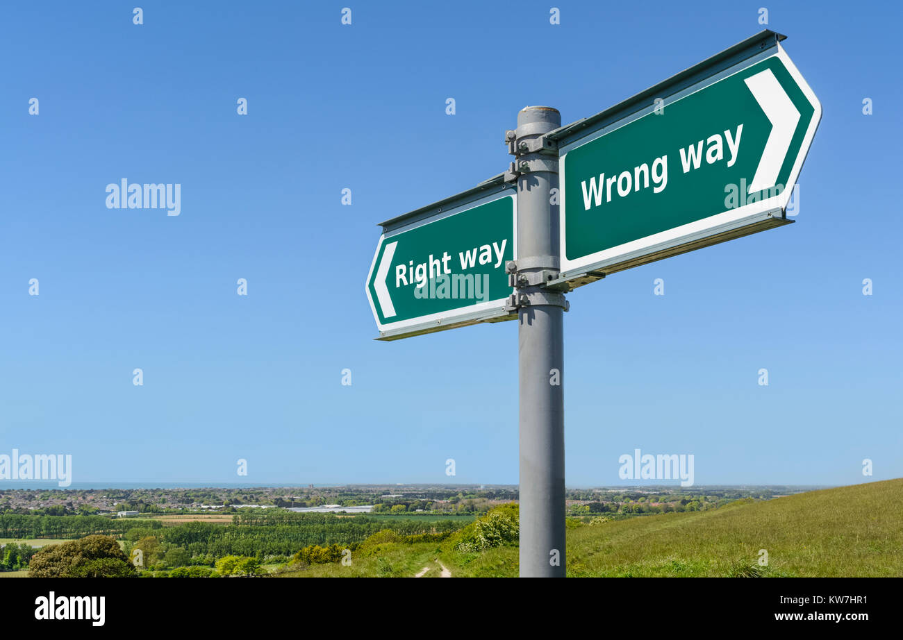 Modo giusto o sbagliato Nozione di segno. Giusto o sbagliato direzione signpost. Foto Stock