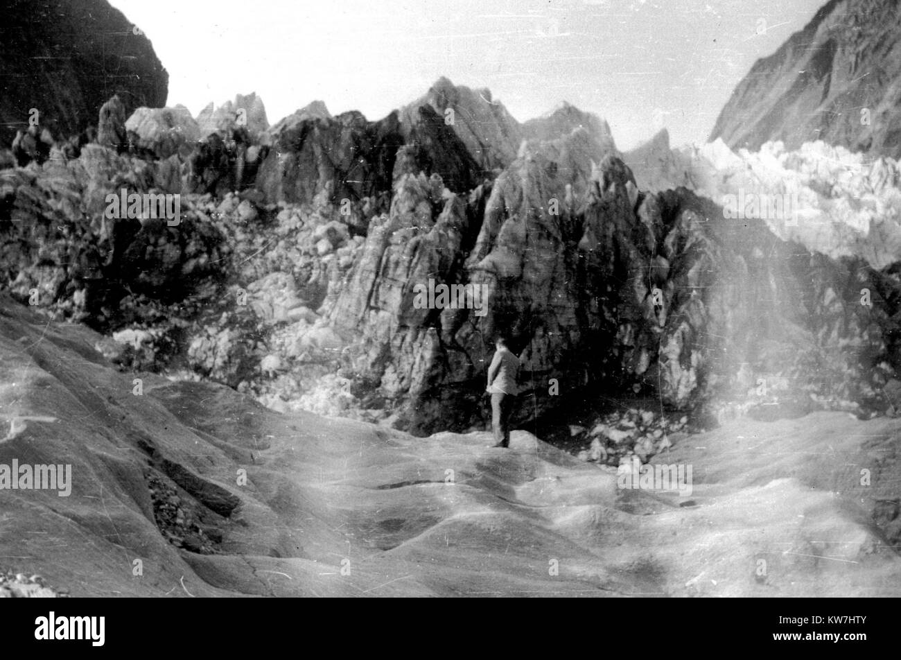 Turista che visita la faccia del Ghiacciaio Franz Josef, Westland, Nuova Zelanda, 1950s Foto Stock