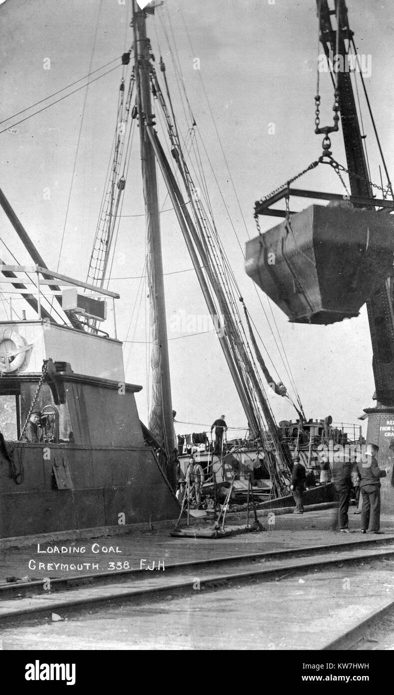 Il caricamento del carbone a Greymouth porta, Westland, Nuova Zelanda, probabilmente nel 1930s. Foto Stock