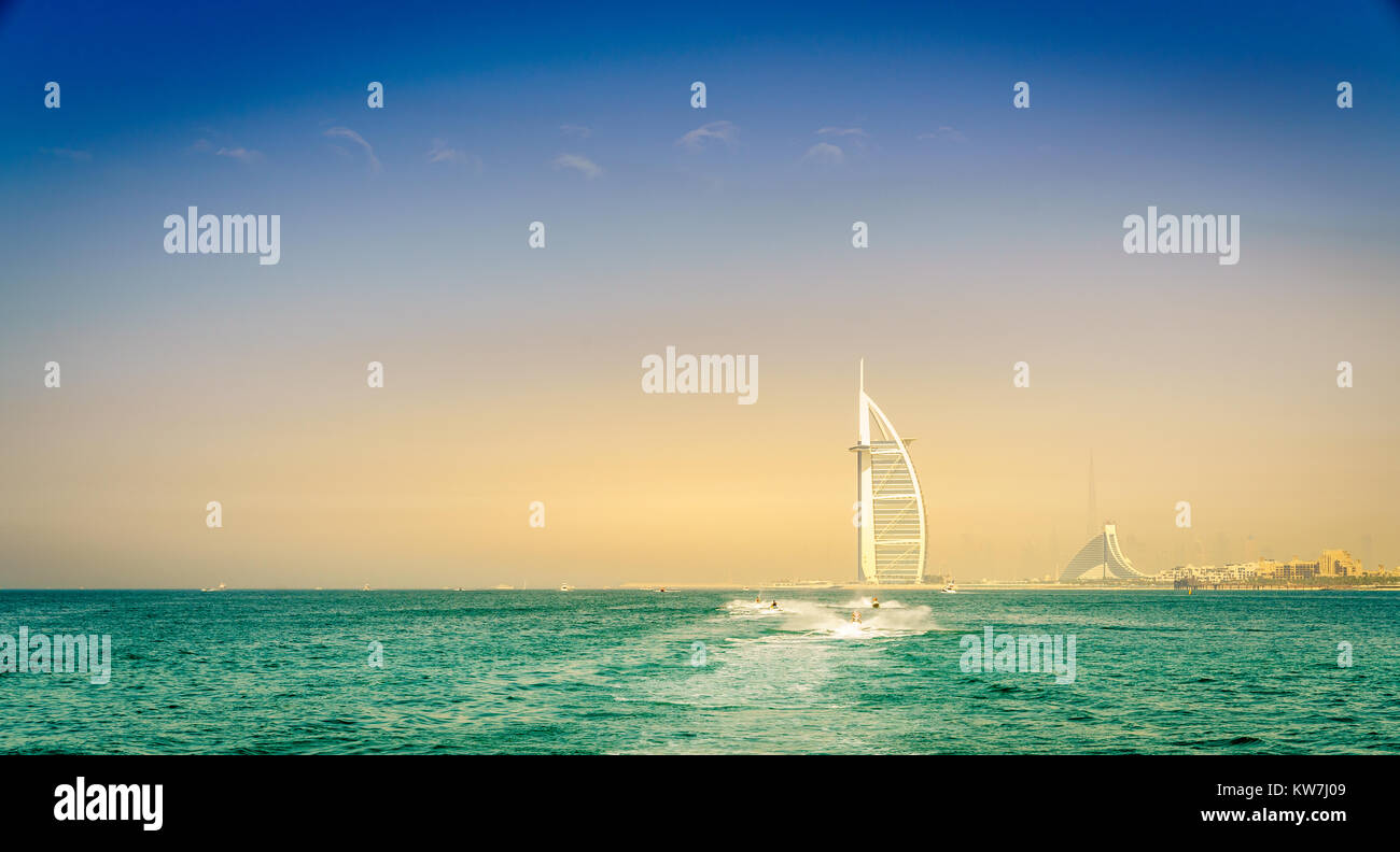 Idrogetti vicino a Dubai costa con il Burj Al Arab e la Jumeirah Beach Hotel di sfondo Foto Stock