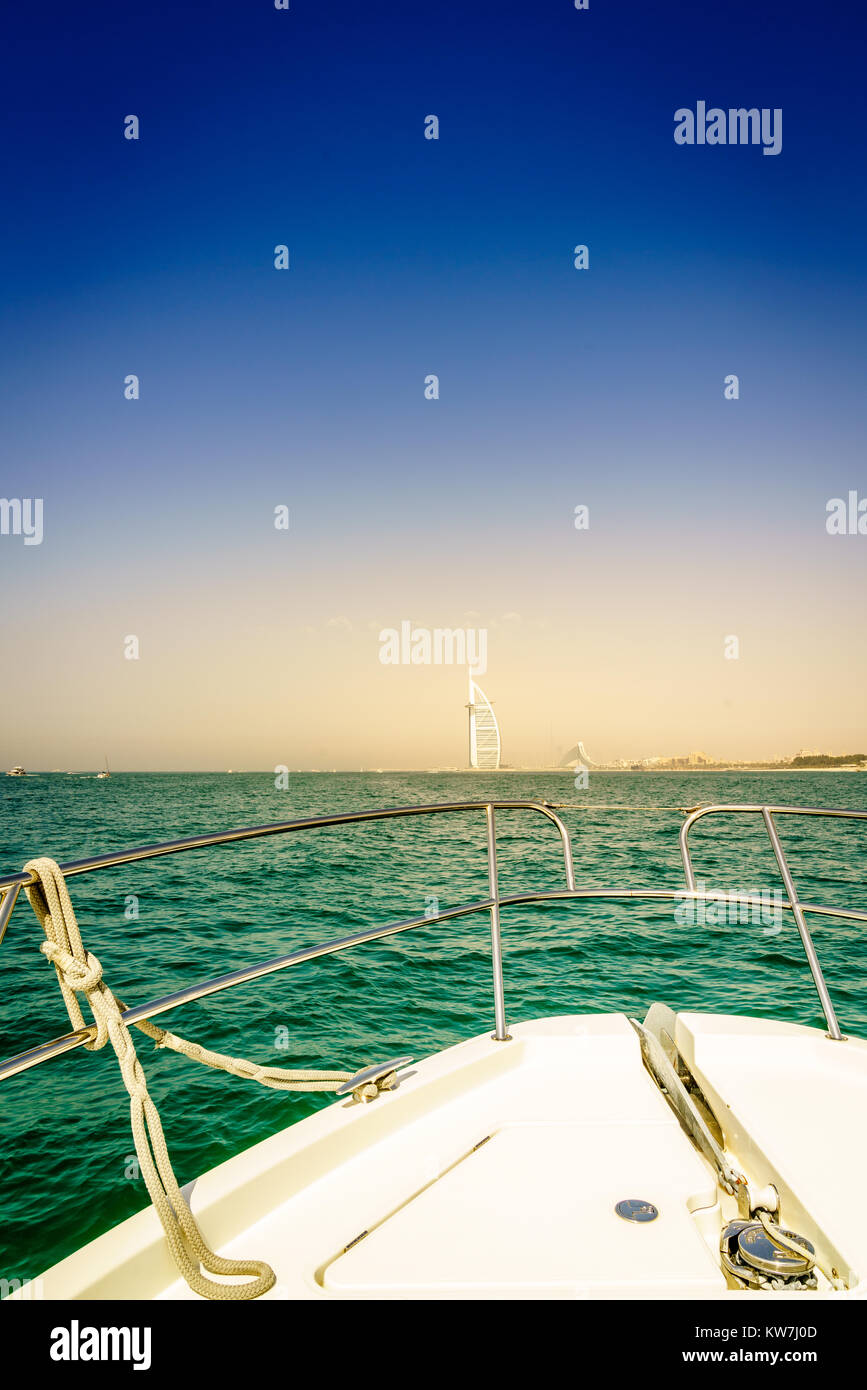 Vista della costa di Dubai dalla prua di una barca Foto Stock