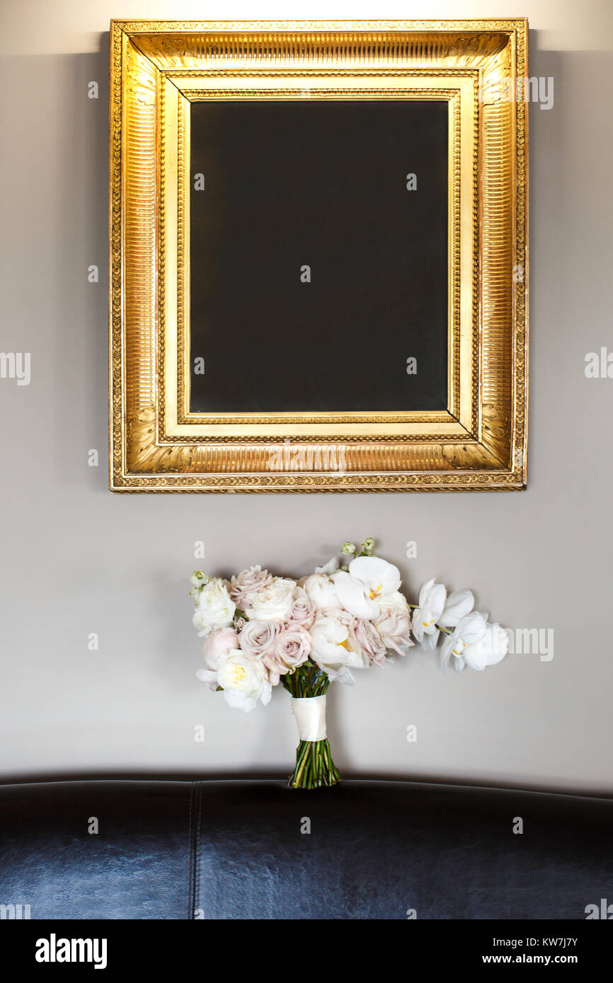 Colorate bouquet di nozze su una il sofe e un'immagine. Foto Stock