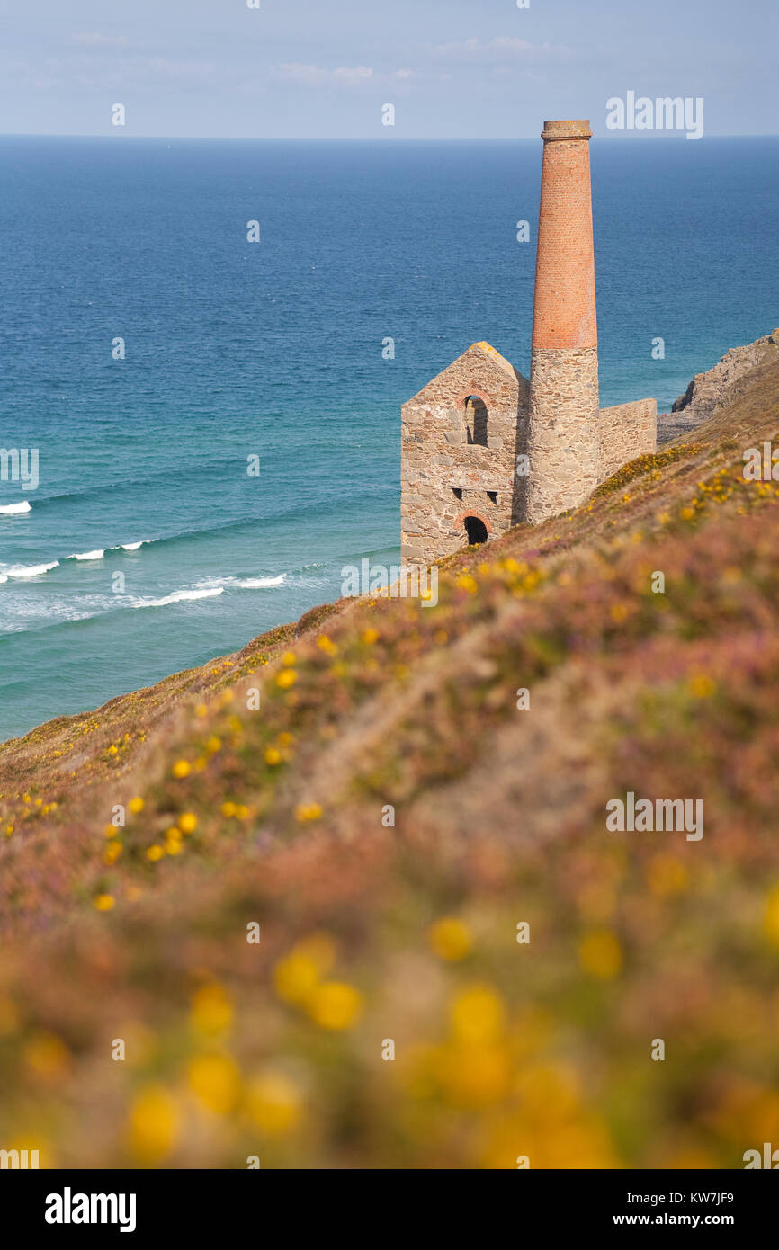 Un edificio in pietra sorge sulle rive della Gran Bretagna Foto Stock