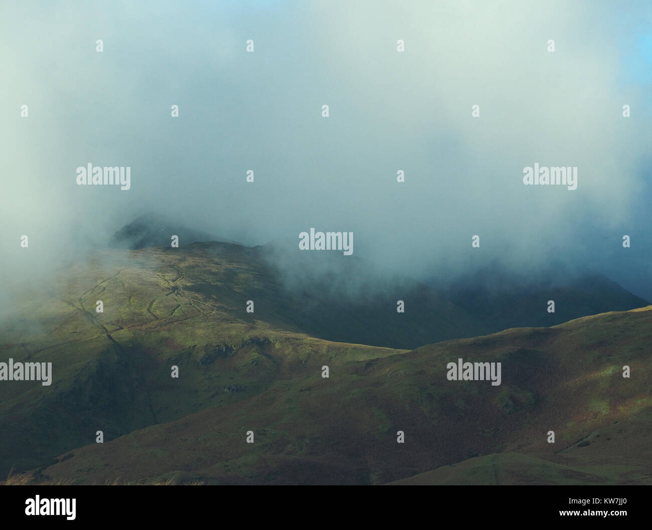 Basse nubi avvolge i fianchi della montagna di pennini Blencathra Near Keswick in Cumbria, England, Regno Unito Foto Stock