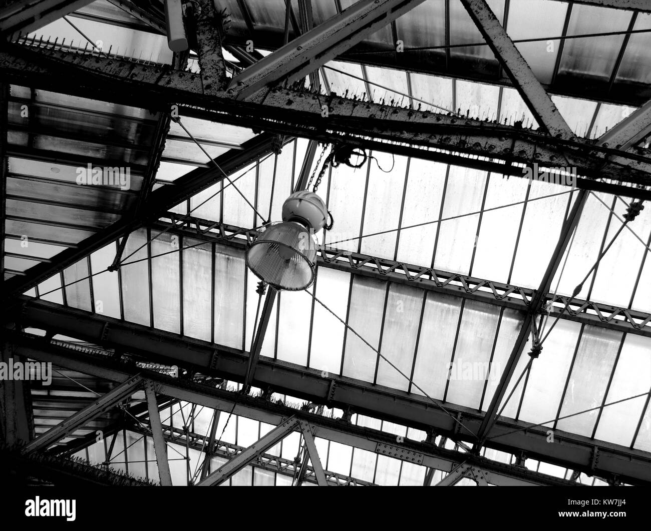 Lampada sospesa da architrave al di sotto del tetto di vetro in bianco e nero Foto Stock